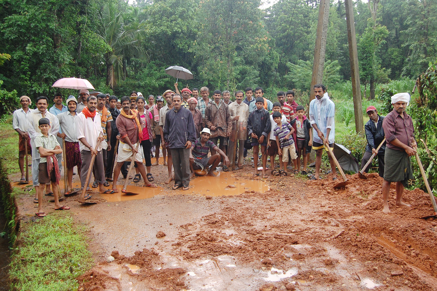 ಬಿಳಿನೆಲೆ-ತಿಮ್ಮಡ್ಕ ರಸ್ತೆ: ಸ್ಥಳೀಯರಿಂದ ಶ್ರಮದಾನ
